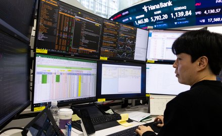 Wyprzedaż na giełdach trwa, choć spółki zbrojeniowe mocno zyskały