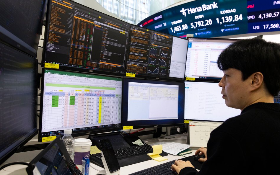 Wyprzedaż na giełdach trwa, choć spółki zbrojeniowe mocno zyskały