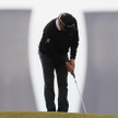 Hiszpański golfista Miguel Angel Jimenez celuje do 10. dołka podczas trzeciego dnia 140. brytyjskich