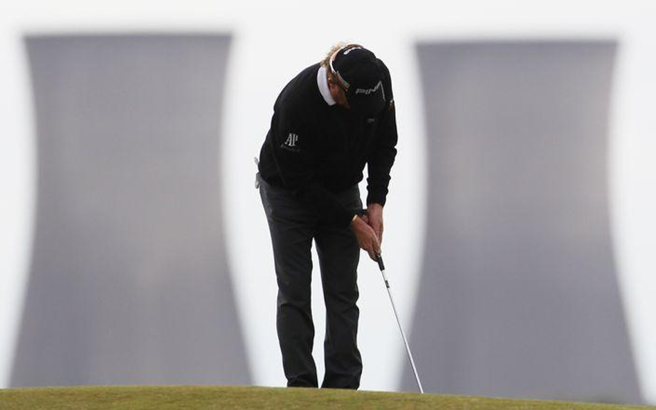 Hiszpański golfista Miguel Angel Jimenez celuje do 10. dołka podczas trzeciego dnia 140. brytyjskich