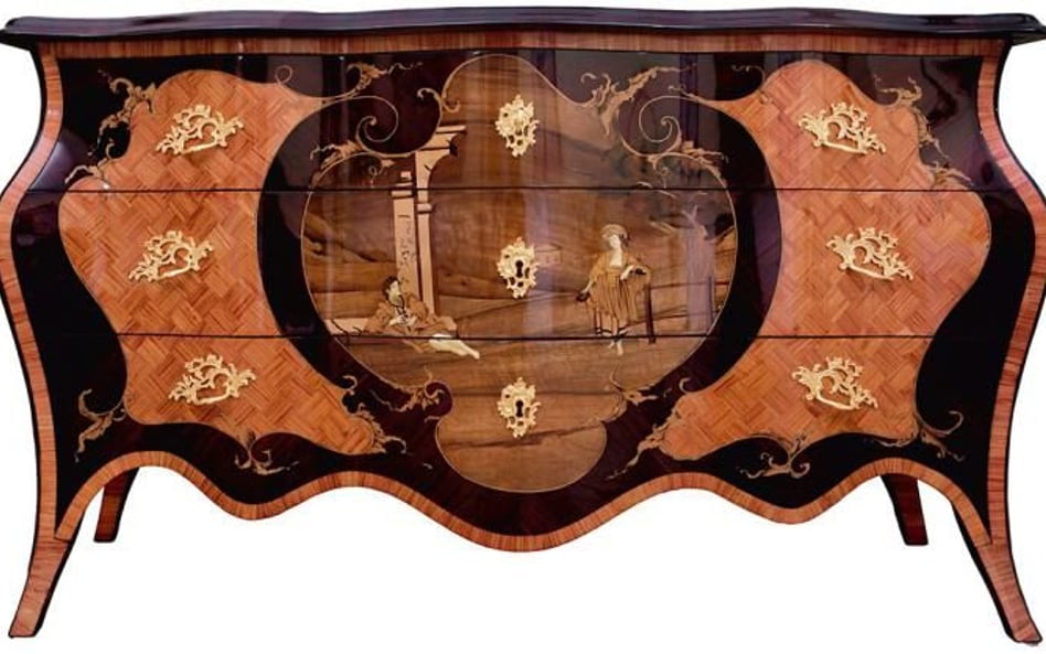 Tomasz Jeżowski projektuje meble  w duchu dawnych epok. Zbudowane są przy użyciu tych samych metod i