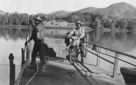 Rzeka Oranje 1934r., Przeprawa promem na drugi brzeg rzeki