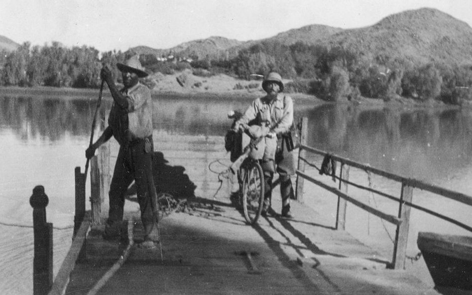 Rzeka Oranje 1934r., Przeprawa promem na drugi brzeg rzeki