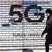 „5G przenosi koronawirusa”. Albo: „wywołuje go w naszym ciele”. Celebryci potrafią kolportować najgł