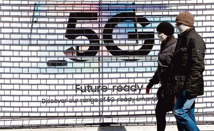 „5G przenosi koronawirusa”. Albo: „wywołuje go w naszym ciele”. Celebryci potrafią kolportować najgł