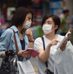 Epidemia szkodzi ekonomii – ostrzegają koreańskie władze. Na zdjęciu klientki sklepów w dzielnicy ha