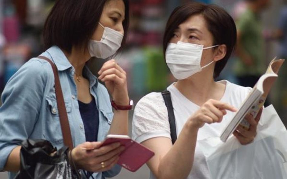 Epidemia szkodzi ekonomii – ostrzegają koreańskie władze. Na zdjęciu klientki sklepów w dzielnicy ha