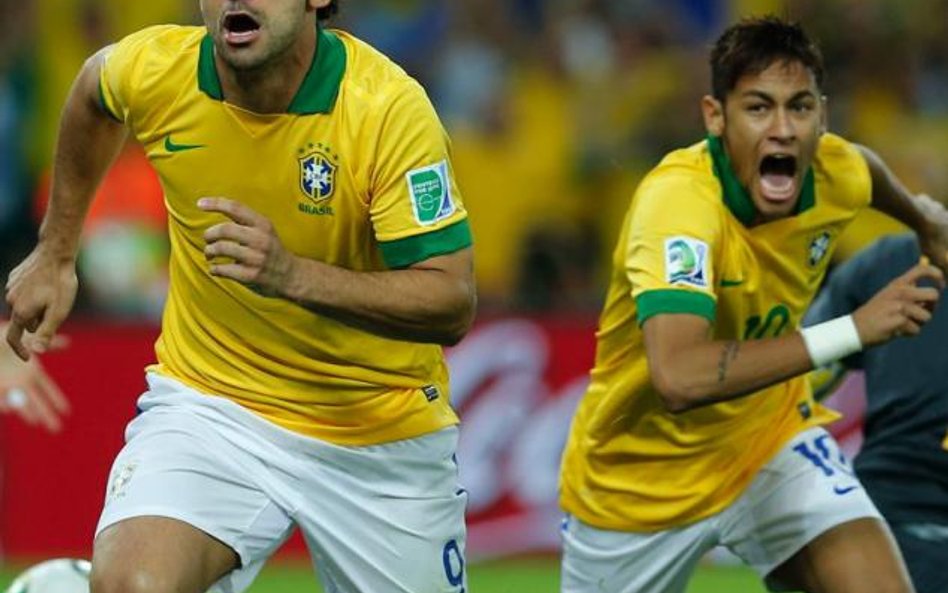 Fred (z lewej) i Neymar zapewnili Brazylii trzecie z rzędu zwycięstwo w Pucharze Konfederacji. Fot. 