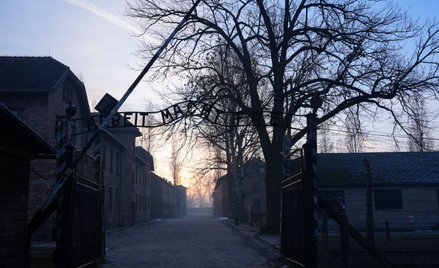 Brama wejściowa do obozu Auschwitz-Birkenau
