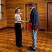 Aung San Suu Kyi i Arnaud de Baecque, przedstawiciel Międzynarodowego Komitetu Czerwonego Krzyża