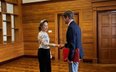 Aung San Suu Kyi i Arnaud de Baecque, przedstawiciel Międzynarodowego Komitetu Czerwonego Krzyża