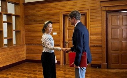 Aung San Suu Kyi i Arnaud de Baecque, przedstawiciel Międzynarodowego Komitetu Czerwonego Krzyża