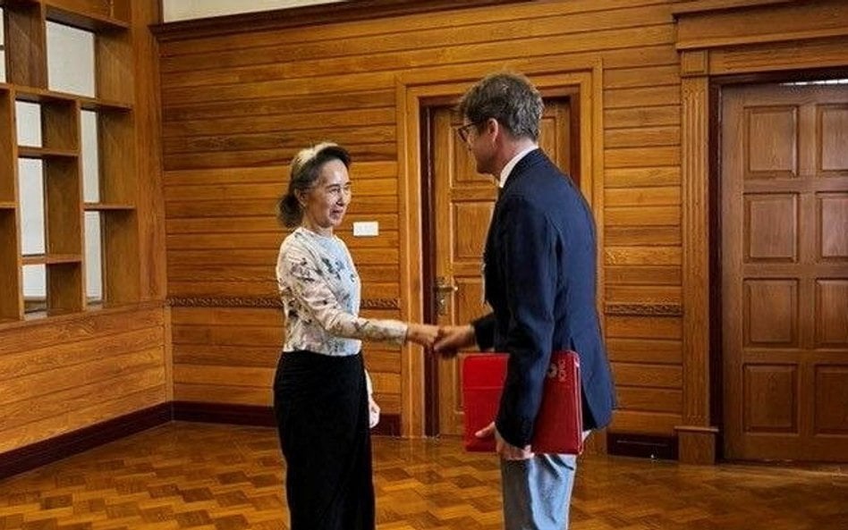 Aung San Suu Kyi i Arnaud de Baecque, przedstawiciel Międzynarodowego Komitetu Czerwonego Krzyża