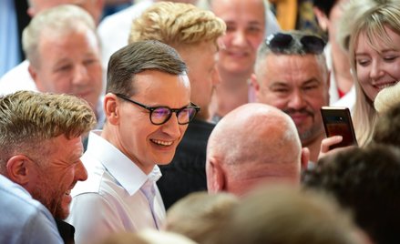 Rząd przed wyborami chce obniżyć efektywny wiek emerytalny. A miał podwyższyć