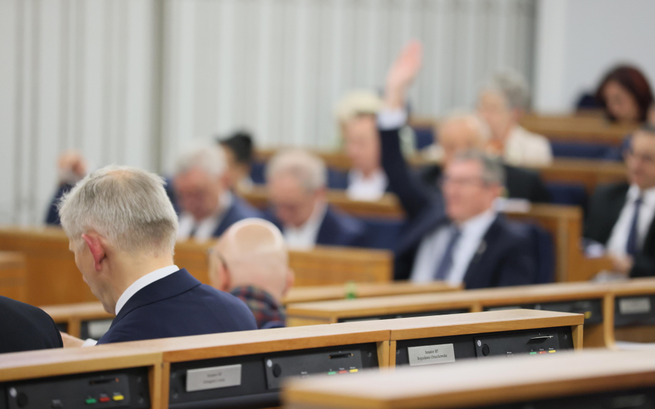 Senatorowie podczas czwartkowego posiedzenia