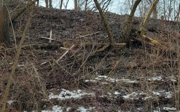 W przestrzenii publicznej pojawiają się sprzeczne powody zniszczenia krzyży pod Kopcem Powstania War