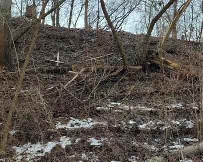 W przestrzenii publicznej pojawiają się sprzeczne powody zniszczenia krzyży pod Kopcem Powstania War