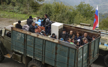 Ormianie uciekający z Karabachu do Armenii przez tzw. korytarz lacziński