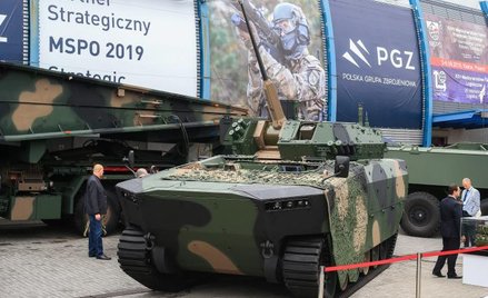 Borsuk, pływający bojowy wóz piechoty nowej generacji z bezzałogową wieżą, wejdzie do służby dopiero