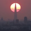 Słońce zachodzi za wieżowcem biznesowym Lakhta Centre, będącym siedzibą największego rosyjskiego pro
