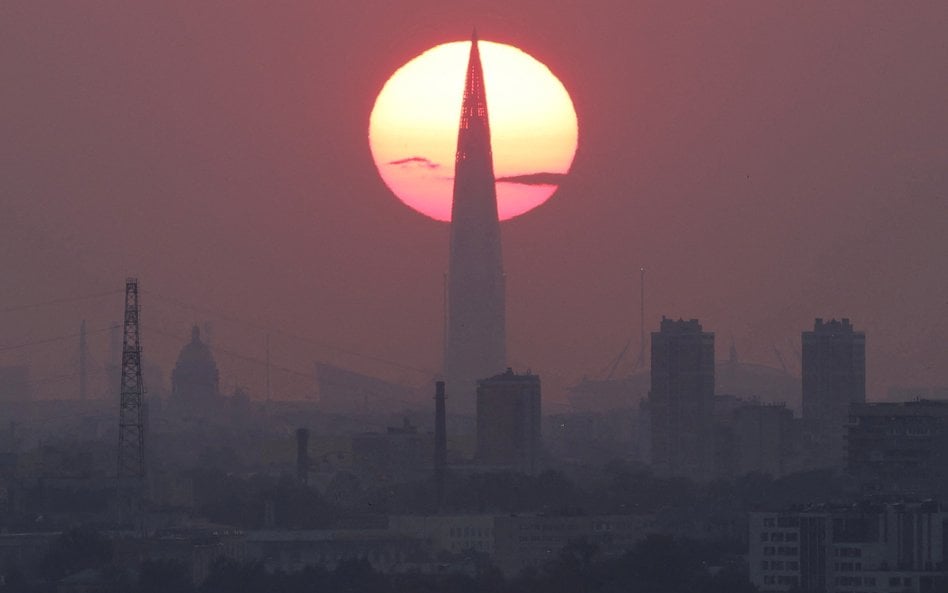 Słońce zachodzi za wieżowcem biznesowym Lakhta Centre, będącym siedzibą największego rosyjskiego pro