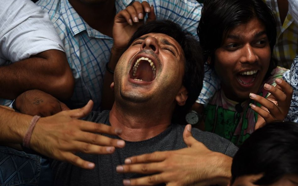 Jeden z działaczy Kongresu Młodzieży Indii krzyczący podczas protestu, który zorganizowany został w 