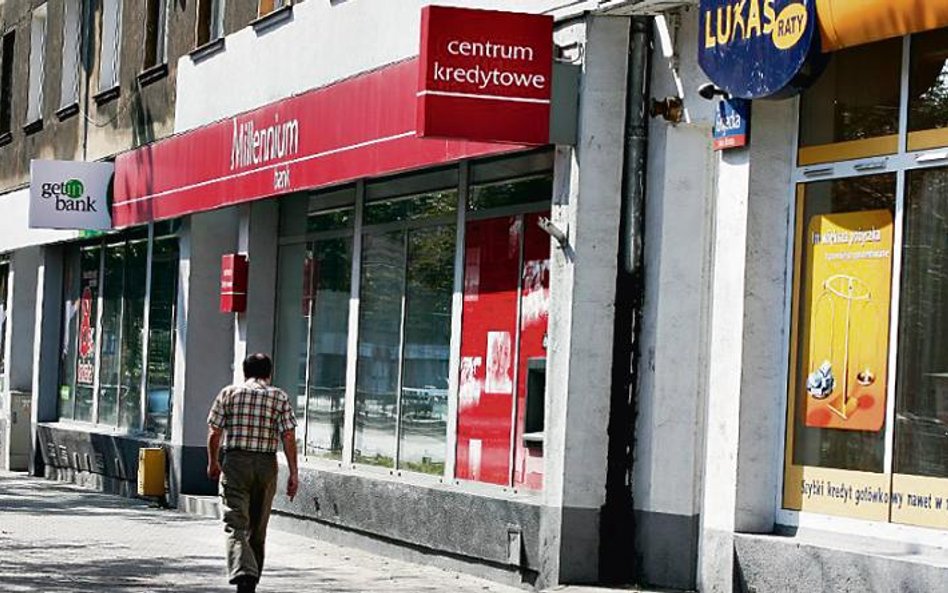 Ulice pełne placówek banków niedługo będzie można oglądać tylko na archiwalnych zdjęciach