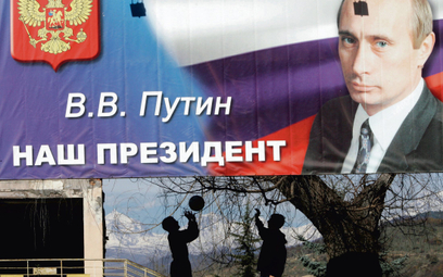 Dzieci bawią się piłką pod billboardem Władimira Putina w Cchinwali, głównym mieście Osetii Południo