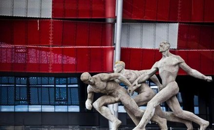 Rzeźba "Sztafeta" autorstwa Adama Romana przed Stadionem Narodowym w Warszawie