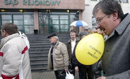 Happening organizacji broniących praw ojców w Kielcach