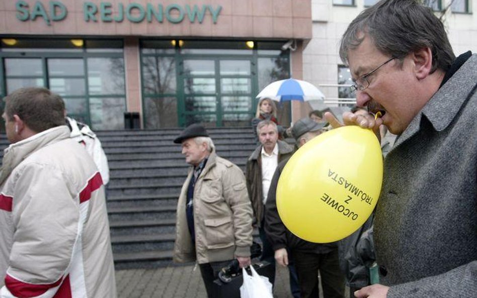 Happening organizacji broniących praw ojców w Kielcach