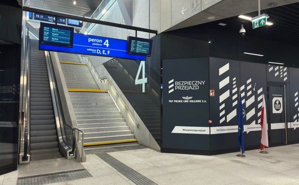 Na perony można dostać się za pomocą schodów ruchomych oraz wind