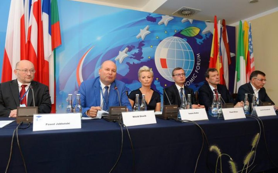 Uczestnicy debaty rozmawiali m.in. o tym, czy obecny poziom krajowych oszczędności jest wystarczając