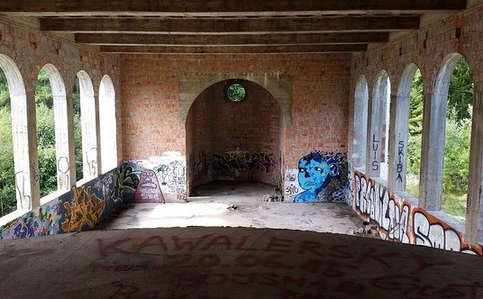 Obecnie wnętrza Łapalic są w stanie surowym. Rzeźb nie ma, ściany pokrywają graffiti.