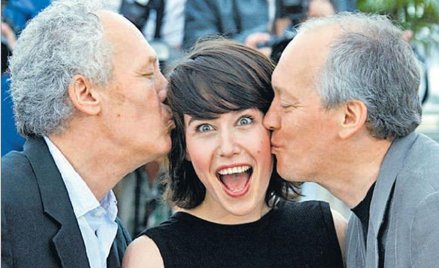 Arta Dobroshi („Milczenie Lorny”) w otoczeniu reżyserów filmu – braci Dardenne: Luca (po prawej) i J