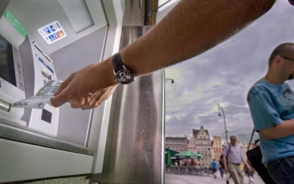 Zasiłki z bankomatu – wątpliwa nowość