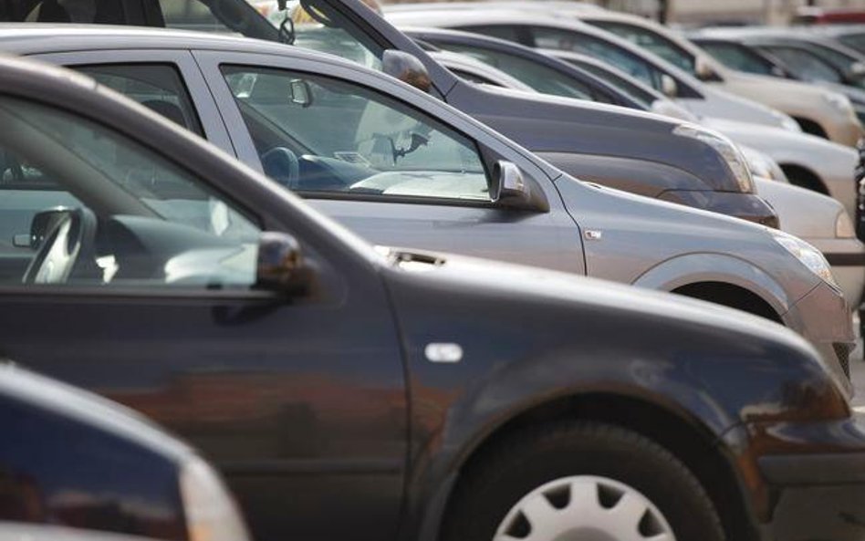 Faktura VAT a własność: o dostawie samochodu oznacza możliwość rejestracji