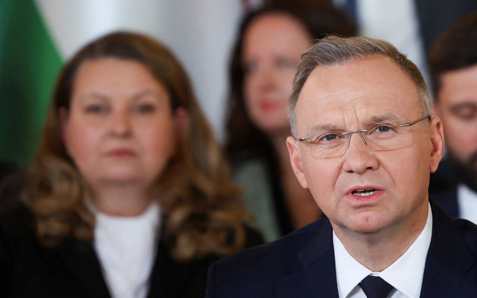 Małgorzata Paprocka (w tle) powiedziała, że prezydent Andrzej Duda oczekuje informacji od ABW w spra