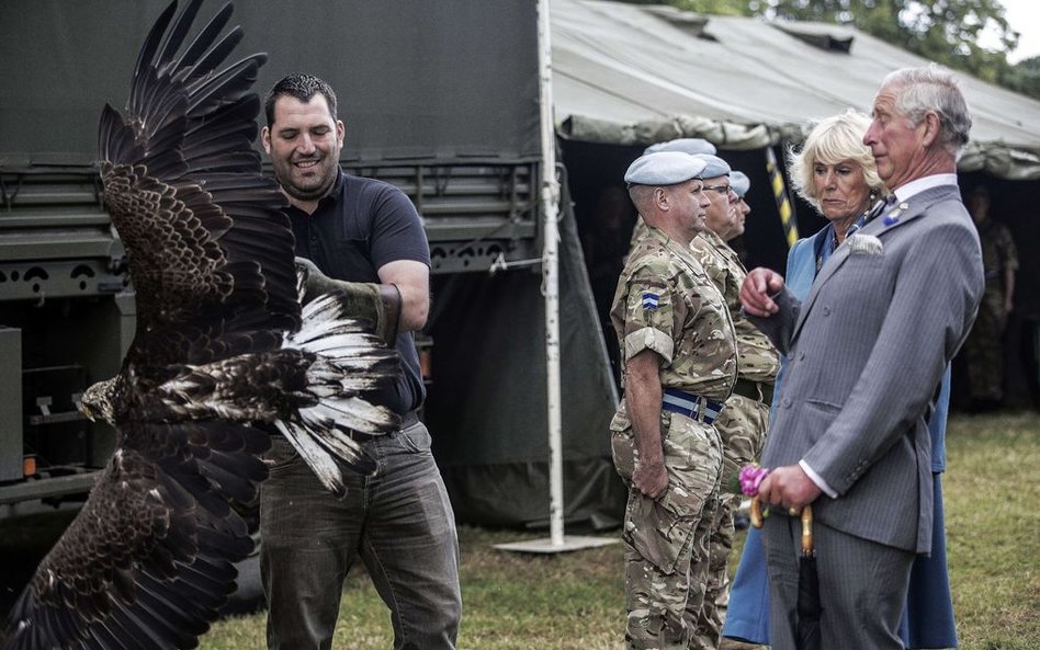 Brytyjski książę Karol i jego żona Camilla oglądający orła bielika „Zephyr”, który jest maskotką arm