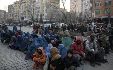 Przed piekarnią w Kabulu. Afgańczycy czekają na darmowy chleb