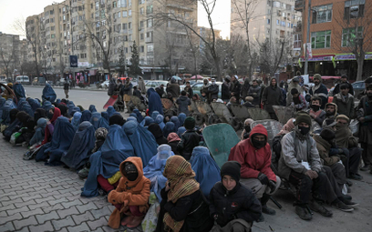 Przed piekarnią w Kabulu. Afgańczycy czekają na darmowy chleb