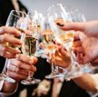 Miłość Polaków do trunków musujących ewoluuje. W 2021 wydali prawie miliard