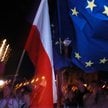 Zdjęcie archiwalne z 1 maja 2024 r. Flagi Polski i Unii Europejskiej podczas koncertu „Welcome Europ