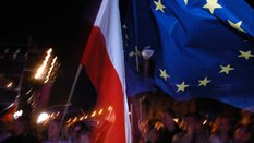 Zdjęcie archiwalne z 1 maja 2024 r. Flagi Polski i Unii Europejskiej podczas koncertu „Welcome Europ