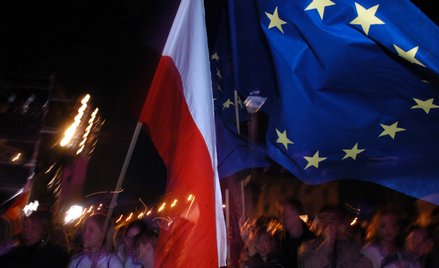 Zdjęcie archiwalne z 1 maja 2024 r. Flagi Polski i Unii Europejskiej podczas koncertu „Welcome Europ