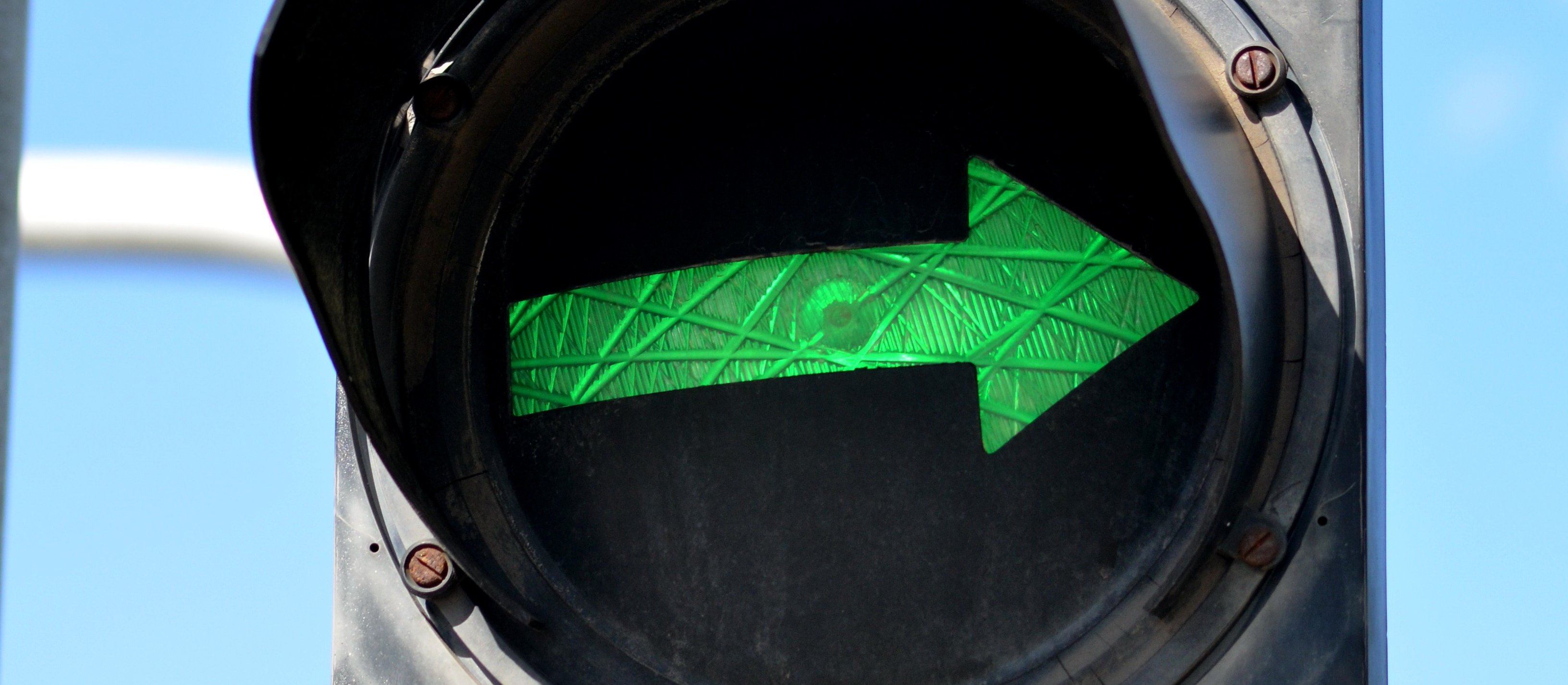 Koniec zatrzymywania się na zielonej strzałce? Resort infrastruktury szykuje rewolucyjne zmiany