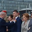 Bartłomiej Misiewicz otrzymuje medal od szefa MON Antoniego Macierewicza