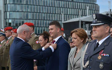 Bartłomiej Misiewicz otrzymuje medal od szefa MON Antoniego Macierewicza