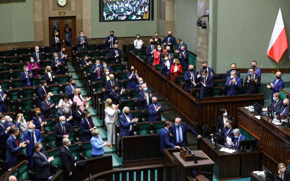 PiS udrażnia procedurę przedłużenia stanu wyjątkowego