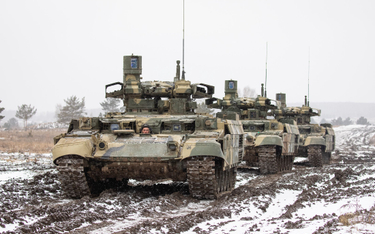 Bojowe wozy wsparcia czołgów BMPT Terminator są testowane na poligonie w warunkach zimowych przez 90